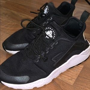 Women’s Black Hurache Sneakers Size 8: EUC!!!